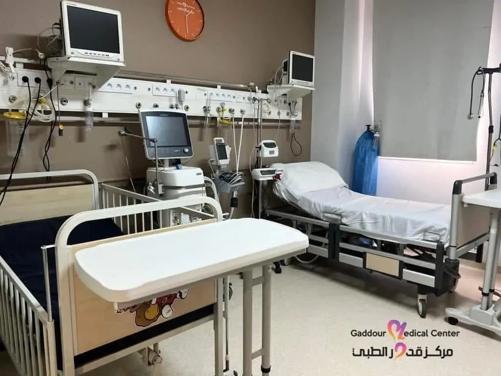 أسرّة خالية وشاشات مطفأة في غرفة بمركز قدور الطبي